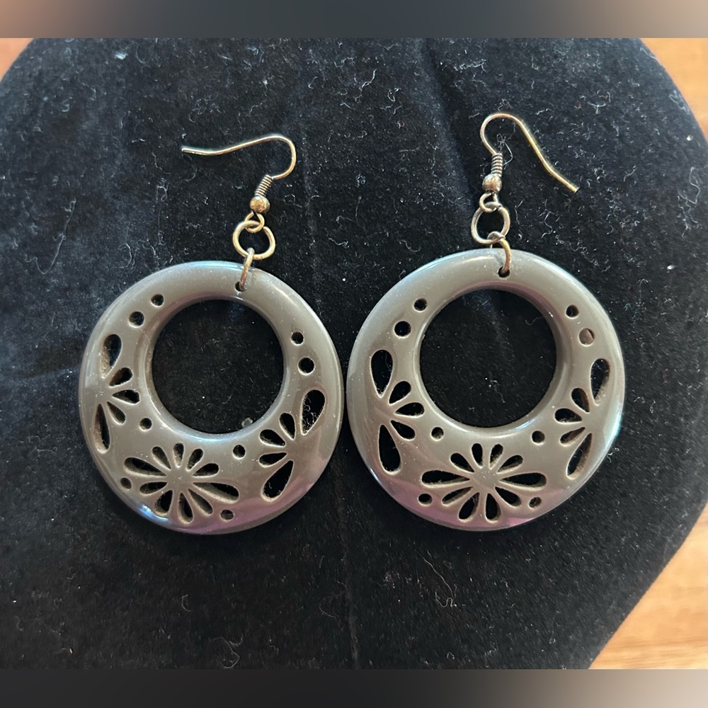 Circle Dangle Floral Pattern Earrings. - Picture 3 of 4